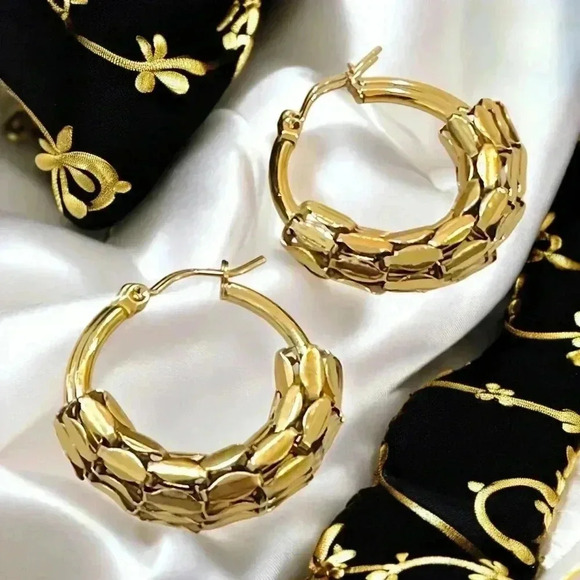 🆕️18K Gold Plated Stainless Steel Textured Hoop Earrings✨ Statement Jewelry - Picture 11 of 12